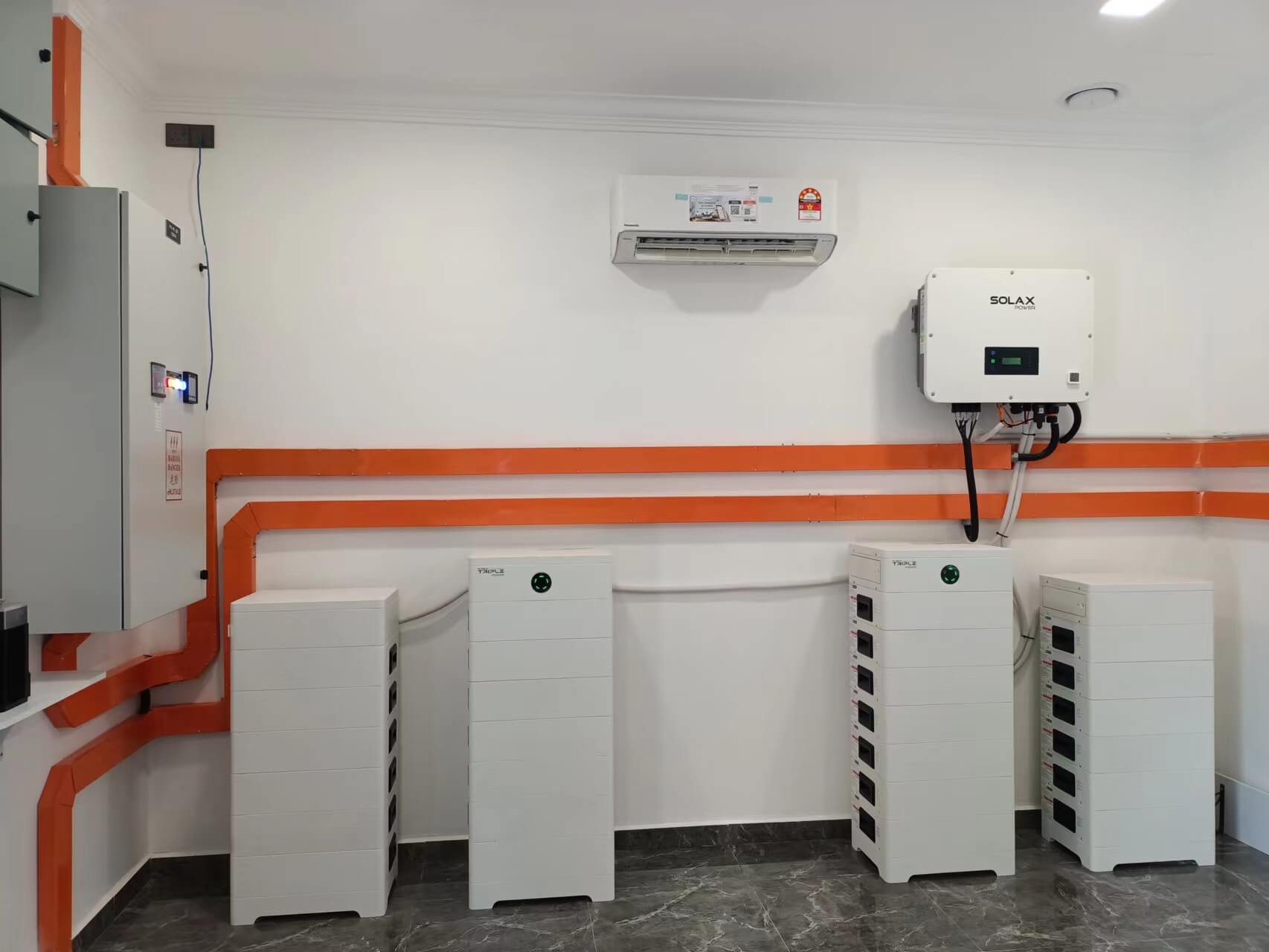 1748939332130422.jpg Selangor, Malaysia  85kWp PV System  3 x 20kW Hybrid Inverters (Parallel)  280kWh Battery (3.6kWh x 78pcs) (6).jpg